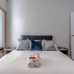 Modern Serviced Apartment: Short Walk To Center