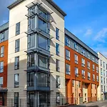 Modern Serviced Apartment: Short Walk To Center